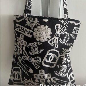 CHANEL TOTE Beaute’ Monochrome  (Hard to find!) Very Cute!!
11”x12”